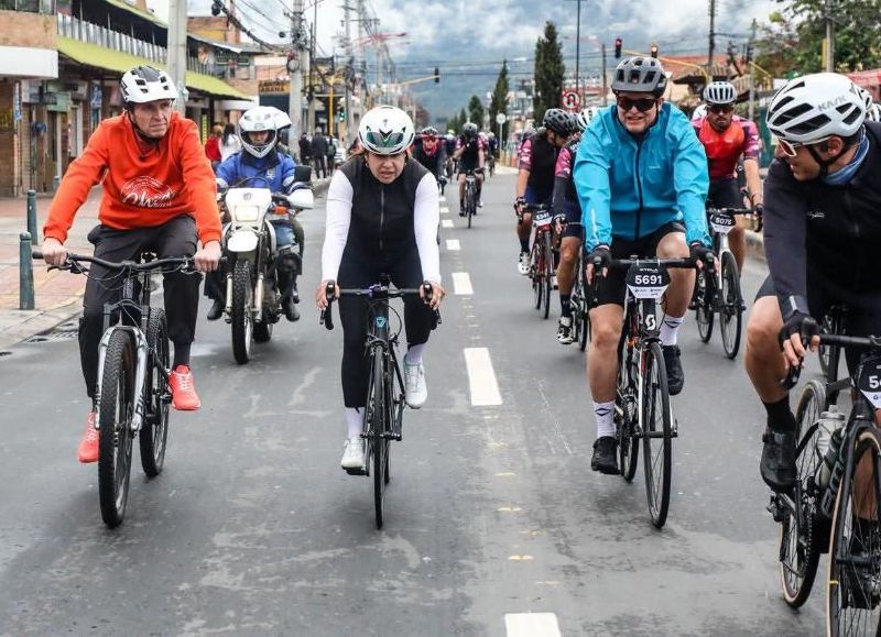 El alcalde de Chía Leonardo Donoso, junto al ciclista Edgan Bernal, mostraron el poder de la bicicleta