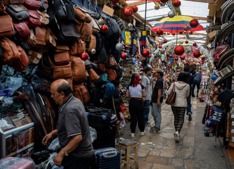 Alza del salario mínimo dispara expectativas de inflación y aleja a Colombia de la meta antes de 2027